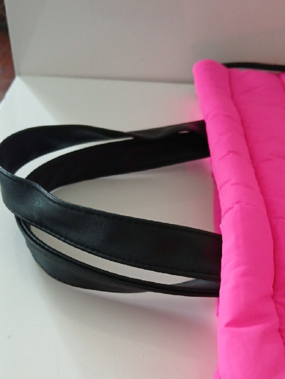 Women's Hot Pink Quilted Tote Bag with Black Handles NWT - Picture 4 of 7